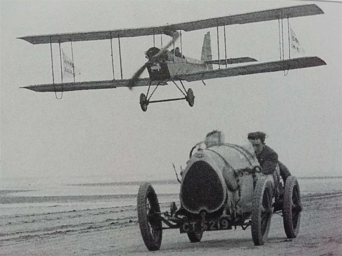 Рэймонд Мэйс, выпускник Oundle School, за рулём гоночного автомобиля, 1923 год